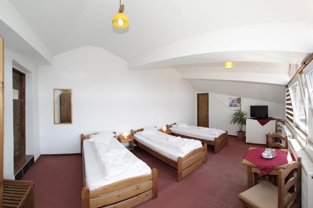 Pensiunea Cocosul Rosu Sibiu Phòng bức ảnh